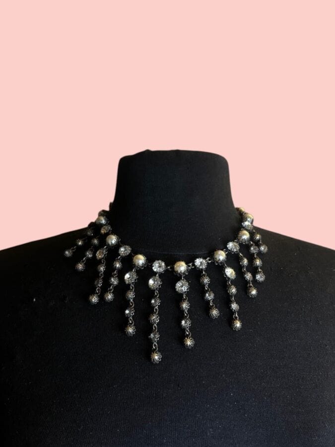 CIS Necklace with pendants in silver-patinated metal, pearlescent beads, and rhinestones—signed
Length: 42 cm