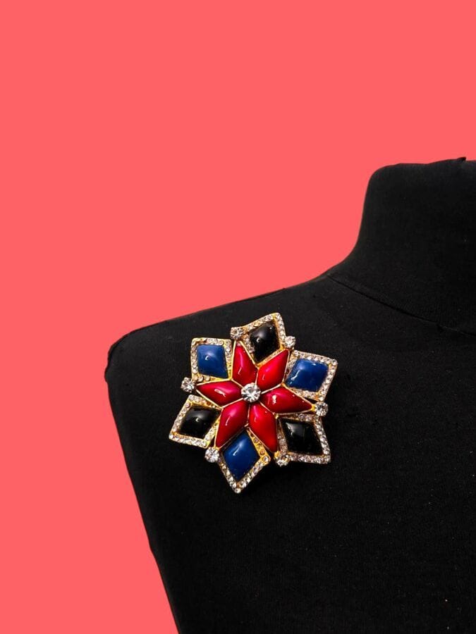 CHANEL par GRIPOIX Broche étoile en métal doré  pâte de vert rouge bleue noire et de strass - signée
Diam : 8 cm