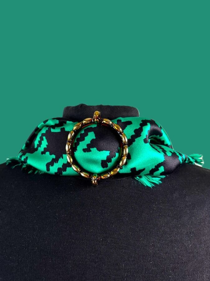 MONIQUE VEDIE Set consisting of two scarf rings made of tortoiseshell with gold discs 
Included is a gold-tone metal bracelet with a python-style design—unsigned
Diameter: 6 and 7 cm