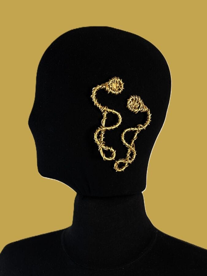 ECOLE MODERNISTE XXème Paire de clips d'oreilles arabesques à fils de laiton  - non signée 
Ht : 9,5 cm
(au modèle du collier et du bracelet)