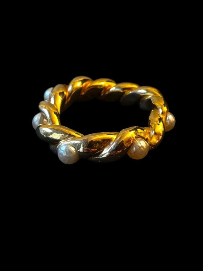 CHANEL Collection cordelière Bracelet rigide en résine métallisée dorée et perles boutons nacrées baroques - non signé
Diam intérieur 6 cm