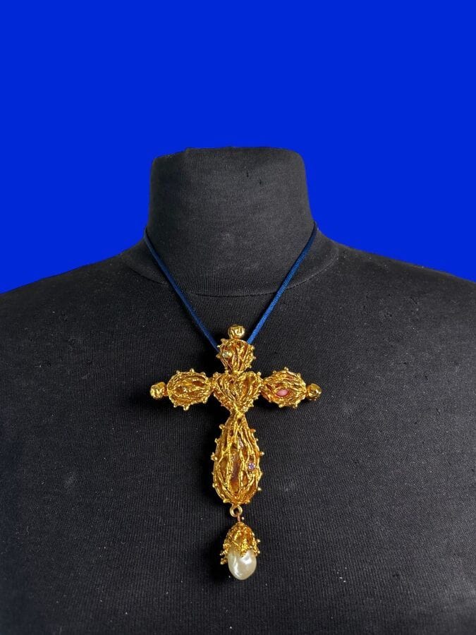 CHRISTIAN LACROIX Made in France Pendentif broche Croix reliquaire en métal doré ajouré strass et perles nacrée - signé avec pochon 
11,5x8 cm