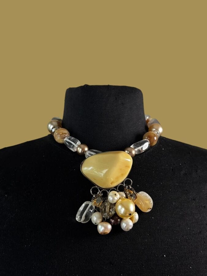 DANIEL SWAROVSKY par PHILIPPE FERRANDIS Demi parure  Collier et Paire de clips d'oreillles en métal nickelé galets de cristal de roche et d'agate cristaux facettés perles nacrées et résine crème - signée
Longueur 45 cm
Ht 4 cm