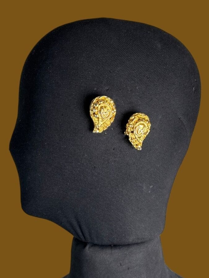 CHRISTIAN LACROIX Made in France Paire de clips d'oreilles boteh en métal doré vermiculé - signée
Ht 3,3 cm
(légère usure à la dorure)