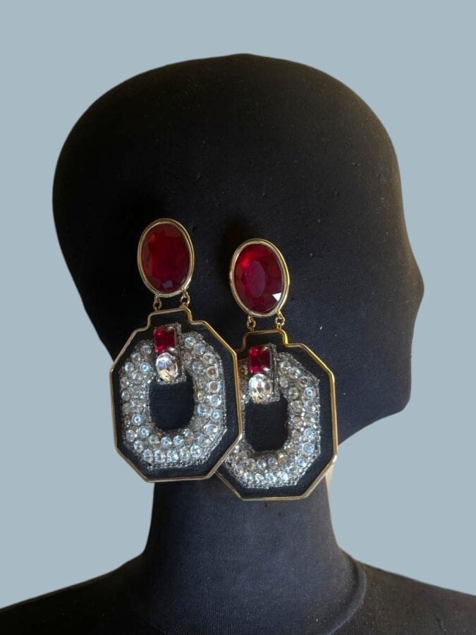 LESAGE Paire de clips d'oreilles ovale à pampille à pans coupés en métal strass rouge et translucides et sequins sur fond de cuir noir - une trace de signature au stylet(?)                                                                                                          10,5 x 6,3 cm
(Provenance Liquidation boutique Lesage)