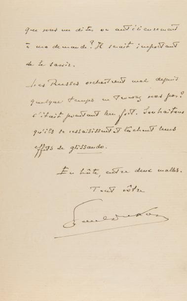 DUKAS Paul (1865-1935).
L.A.S., 23 août 1915, à Erik SATIE ; 2 pages in-8.

Lettre inédite au sujet de ses démarches pour venir en aide à Satie.
[Paul Dukas avait sollicité l’aide financière du sous-secrétariat des Beaux-Arts pour obtenir un secours, et de l’Œuvre fraternelle aux Artistes présidée par le pianiste Alfred Cortot, visant à secourir les musiciens nécessiteux.]
« J’écris à Cortot en même temps qu’à vous. Je lui demande de vous indiquer lui-même le jour et l’heure où vous pourrez le rencontrer rue de Valois. Après ce travail préparatoire de l’artillerie lourde vous pourrez lancer l’infanterie sans la plus légère hésitation. Je n’ai reçu des Beaux-Arts aucune réponse jusqu’ici. Est-ce récemment qu’ils vous ont octroyé ce que vous me dites ou antérieurement à ma demande ? Il serait important de le savoir ». Et il ajoute, utilisant la métaphore musicale pour commenter la situation militaire : « Les Russes orchestrent mal depuis quelque temps ne trouvez-vous pas ? C’était pourtant leur fort. Souhaitons qu’ils se ressaisissent et lâchent leurs effets de glissando »…
On joint une enveloppe autographe de Florent SCHMITT adressée à Erik Satie à Arcueil-Cachan, [5.IX.1915].
