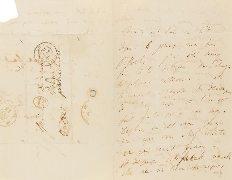 LISZT Franz (1811-1886).
L.A.S. « FL », [Paris 22 janvier 1837], à GEORGE SAND, « Madame Dudevant Nohant près La Châtre » 3 pages in-8 au chiffre M couronné (de Marie d’Agoult), adresse (un petit coin déchiré par bris de cachet).

Amusante lettre à son bon Piffoels, avant le départ de Marie d’Agoult pour Nohant (elle y arrivera le 5 février, pour un long séjour) [Piffoels est le surnom donné à George Sand à cause de son nez].
« Marie est dans son lit depuis 6 jours, mon bon Piffoels. J’ai été deux fois à la diligence pour faire changer les places retenues – elle se meurt d’envie de déménager de chez moi où l’on est fort mal comme vous savez. De plus on est venu nous dire que vous étiez morte ce qui serait grave – et depuis cette fatale nouvelle elle n’a ni trève ni repos et veut à toute force partir pour s’assurer définitivement de votre décès. Probablement elle compte sur un brillant héritage. Plaisanterie à part, Marie ne pourra partir que d’ici à 3 jours, (mardi peut-être) ce qui donnera le temps à votre gibier de se faisander tout à l’aise. Elle me charge de vous dire un million de belles choses, ce dont je suis fort embarrassé. Nous jasons constamment de l’ami Piffoels ; et tous ceux qui n’admettent pas en principe que Piffoels est un être surhumain, indéfectible, quasi fabuleux, sont fort mal venus chez nous. [Charles] Didier et Bignat [Emmanuel Arago] viennent de temps à autre : je leur ai gagné 50 francs l’autre jour ; c’est presque la collection des Œuvres de G. S. Au revoir, à bientôt mon bon Piffoels – aimez-moi toujours comme par le passé, je le vaux bien »…