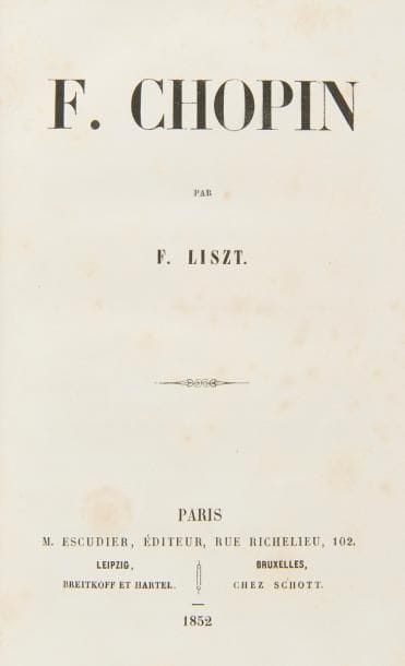 LISZT Franz (1811-1886).
F. Chopin (Paris, M. Escudier ; Leipzig, Breitkoff [sic] & Härtel ; Bruxelles, Schott ; 1852) ; in-8, (4)-206-(2 dont la dernière blanche) p. ; reliure demi-percaline chagrinée noire, dos lisse fileté (reliure de l’époque).

Édition originale rare, enrichie d’une lettre autographe signée de Franz Liszt.
C’est dans les semaines qui suivirent la mort de Frédéric Chopin (17 octobre 1849) que Liszt prit la décision d’offrir à sa mémoire l’hommage de cette étude ambitieuse, extraordinaire portrait amical et musical d’un grand artiste admiré. Liszt y définit notamment l’universalité du style de Chopin comme le résultat d’une expression personnelle de la réalité intime de la Pologne : « Chopin pourra être rangé au nombre des premiers musiciens qui aient ainsi individualisé en eux le sens poétique d’une nation, mais non point seulement parce qu’il a pris le rythme des polonaises, mazoures et krakowiaki [... mais], parce qu’il n’a employé cette forme que pour y exprimer une manière de sentir plus générale dans son pays qu’ailleurs, et parce que l’expression des mêmes sentiments se retrouve dans toutes les formes qu’il a choisies. Auteur éminemment subjectif, Chopin a donné à toutes ses productions une même vie, et il a animé toutes ses créations de sa vie à lui »…
On y a joint une L.A.S. à une dame, Weimar 22 juin 1876 (1 page in-8 en français). « Madame, Mes remerciements pour vos aimables lignes arrivent bien tard. Je tenais à y joindre la photographie promise à votre mari. Veuillez lui redire mes vieilles amitiés, et agréer l’expression de mes très affectueux souvenirs et hommages ».