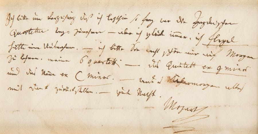 MOZART Wolfgang Amadeus (1756-1791).
L.A.S., [été 1787 ?, au baron Gottfried von SWIETEN ?] ; 1 page oblong in-8 (11,3 x 19,2 cm), encadrée avec un portrait.

Rare lettre de la maturité de Mozart, au sujet de quelques-uns de ses plus grands chefs-d’œuvre, ses Quintettes et les « Quatuors Haydn ».
« Ich bitte um Verzeihung daß ich lezthin so frey war die Haydnischen Quartetten weg-zunehmen – aber ich glaube immer, ich Flegel hätte eine Ausnahme. – Ich bitte Sie recht schön mir auf Morgen zu lehnen meine 6 quartetti – das Quintett ex g minor und das neue ex C minor. – werde es übermorgen alles mit Dank zurückstellen. – gute Nacht. Mozart »
Traduction : « Je vous prie d’excuser la liberté que j’ai prise tout récemment de vous enlever les Quatuors de Haydn – mais je crois toujours, rustre que je suis, pouvoir faire exception. – Je vous prie bien poliment de me prêter jusqu’à demain mes 6 quatuors, – le Quintette en sol mineur et le nouveau en ut mineur. – je vous rendrai le tout après-demain avec mes remerciements. – Bonne nuit. Mozart ».
Le ton très courtois de cette lettre d’excuses laisse penser qu’elle est vraisemblablement adressée au baron Gottfried von SWIETEN (1733-1803), préfet de la Librairie impériale, grand mélomane, ami de Haydn (pour qui il écrivit les livrets de La Création et des Saisons) et de Mozart. La lettre est postérieure au 16 mai 1787, date d’achèvement du Quintette en sol mineur K.516.
Mozart lui a emprunté des quatuors de HAYDN, probablement les Quatuors op. 50 (Hob. III/44-49) qui furent distribués à Vienne de façon illicite en quelques copies manuscrites dans l’été 1787. Mozart parle ensuite de ses propres œuvres : les six Quatuors dédiés à Joseph Haydn (K.387, K.421, K.428, K.458, K.464, K.465, publiés chez Artaria en 1785), le Quintette en sol mineur K.516 et le « nouveau » Quintette en ut mineur K.406/516b (arrangement de la Sérénade pour vents K.388/384a de 1782).
On ne connaît que très peu de lettres des dernières