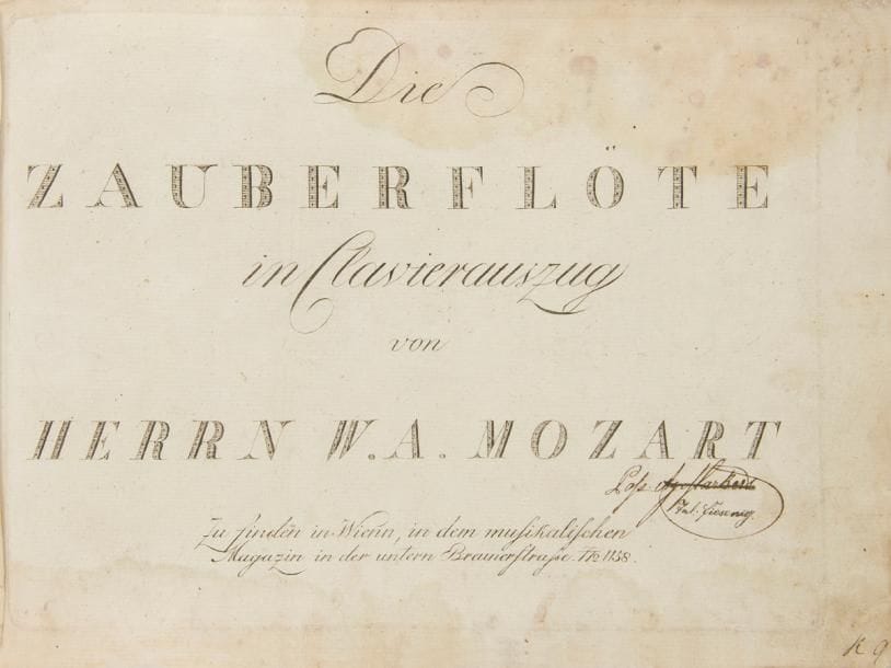 MOZART Wolfgang Amadeus (1756-1791).
Die Zauberflöte in Clavierauzug von Herrn W.A. MOZART (Wien, in dem musikalischen Magazin in der untern Breunerstrasse [Kozeluch]. [1791-1793]) ; cotage N° 1158 ; un volume oblong in-4 (environ 24,3 x 35 cm) de 38 numéros à pagination séparée, reliure de veau brun ancien, dos orné (remboîté, reliure restaurée ; mouillures).

Rare première édition chez Kozeluch de La Flûte enchantée.
Elle comprend 38 numéros, le tout gravé, avec page de titre générale et table des numéros (Verzeichniss), quelques numéros avec page de titre ; les premiers numéros sans cotage ; additions et annotations manuscrites contemporaines, dont des textes alternatifs pour les nos 18, 22 et 25 ; signatures des premiers possesseurs sur le titre général (« Ag. Starkert » et « Frl Fiesenig »).
Die Zauberflöte fut jouée pour la première fois à Vienne le 30 septembre 1791, avec un énorme succès. Entre cette date et la mort de Mozart le 5 décembre, les grands éditeurs viennois Artaria et Kozeluch rivalisèrent pour publier les airs les plus populaires. Si Artaria arriva le premier, l’édition Kozeluch est la plus complète, comprenant 38 numéros contre 34 chez Artaria. Parmi ces 38 numéros, 26 sont des premières éditions, soit contemporaines des éditions d’Artaria, soit manquant au recueil d’Artaria. « Bey Männern » (n° 7), et « In diesen Heil’gen » (n° 22) parurent le 26 novembre 1791, et « Seyd uns zum zweytenmal willkommen » le 3 décembre, toutes donc avant la mort de Mozart (voir Haberkamp, p. 360).
Cet exemplaire contient quelques textes alternatifs intéressants pour « Bewahret euch » (« Doch unheil die Warnung traute Männer », donné à H. Dr Schülze), pour « In diesen heil’gen Mauern » (avec deux nouveaux textes, dont un donné à Mahlmann), et pour « O Isis und Osiris » (« O Vater! unser Vater sieh’ die Deinen »). 
Bibliographie : Gertraut Haberkamp, Die Erstdrücke der Werke von Wolfgang Amadeus Mozart (Tutzing, 1982), p. 354-357 ; RISM M 4775.