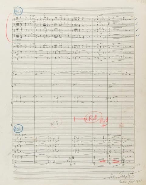 SAUGUET Henri (1901-1989).
MANUSCRIT MUSICAL autographe signé, La Rencontre (1948) ; 87 pages in-fol., en un volume broché.

Partition d’orchestre du ballet La Rencontre.
Sauguet a composé dans l’été 1948 la musique de son ballet La Rencontre ou Œdipe et le Sphinx, en un acte, sur un livret de Boris KOCHNO, qui venait de prendre, après la démission de Roland Petit, la direction des Ballets des Champs-Élysées. Transposant l’épisode de la rencontre d’Œdipe avec le Sphinx dans l’ambiance d’un cirque de plein air : sur la piste, tel des acrobates, les deux protagonistes s’affrontaient ; à la fin, tandis que le Sphinx, vaincu, se balançait tristement sur son trapèze, Œdipe s’éloignait vers son destin. La création eut lieu au Théâtre des Champs-Élysées, le 8 novembre 1948, dans un merveilleux décor et des costumes de Christian BÉRARD (dont ce fut la dernière création), et une chorégraphie de David LICHINE, avec Jean BABILÉE et la jeune Leslie CARON, sous la direction musicale d’André Girard. La partition, d’une durée de 22 minutes, fut publiée chez Heugel, et dédiée « à Boris Kochno et Christian Bérard ». Henri Sauguet l’a enregistrée avec l’Orchestre d’État de l’URSS.
« Le Sphinx, c’était la toute jeune Leslie Caron – dont ce fut la révélation – collant blanc, silhouette serpentine ; Œdipe – le bondissant Babilée, visage grave, corps de fauve. La chorégraphie évoquait le jeu des questions et des réponses par un enchaînement de poses essentiellement plastiques. […] La musique évoque, par certains aspects répétitifs, la marche d’Œdipe vers son destin à la manière d’une “force en mouvement”, comme une machine quasi-infernale ; l’alternance des questions et des réponses oppose aux courbes sinueuses, interrogatives du violon la masse triomphante de l’orchestre. À la fin, celui-ci se met à vibrer, pour évoquer les tressaillements du Sphinx, tandis que la flûte marque la marche d’Œdipe, délivré. L’ensemble constitue peut-être le chef-d’œuvre de la musique de ball