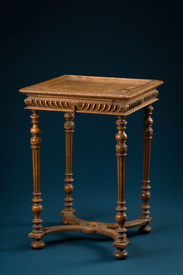Square side table made of natural wood, resting on four tapered, fluted legs joined by a crossbar. 
H.: 66 cm; W.: 46.5 cm; D.: 46.5 cm.