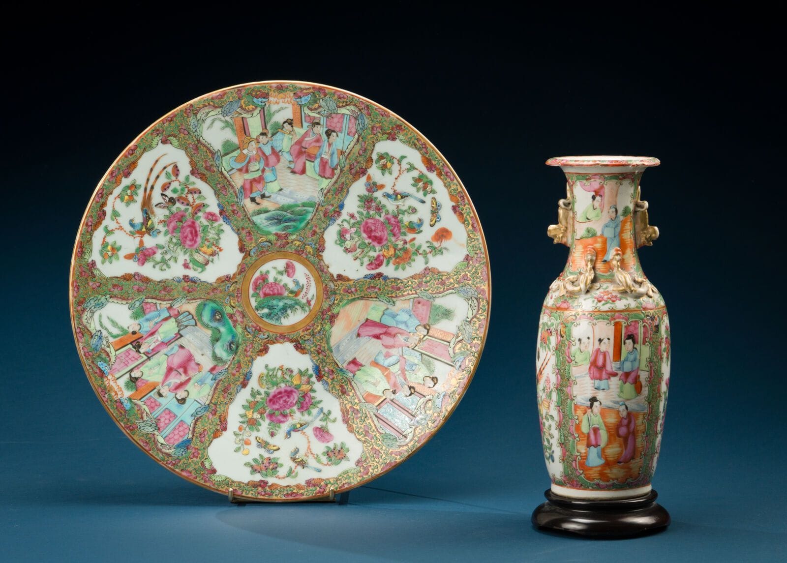 China, in the "Famille Rose" style
Large porcelain platter with polychrome decoration featuring figures and flowers in reserved areas. 
Diameter: 40 cm. 
Included is a vase (the neck is chipped and has been repaired). 
Height: 30 cm (without the base).