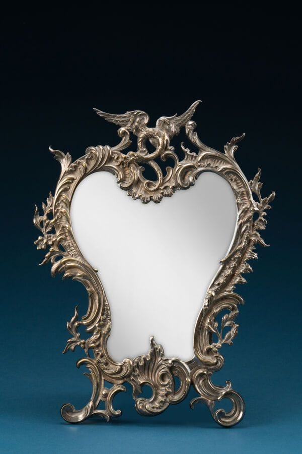 Silver plated tabletop mirror decorated with foliage and dragons, late 19th century. 
Height: 42 cm.