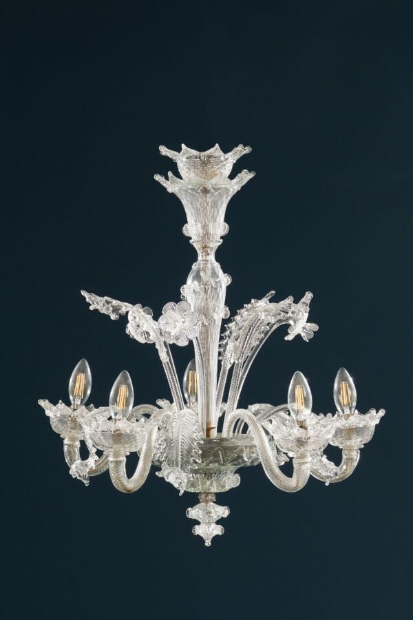 Venetian craftsmanship 
Five-light chandelier made of drawn glass.
Height: 45 cm. 
(Some chips and missing pieces).