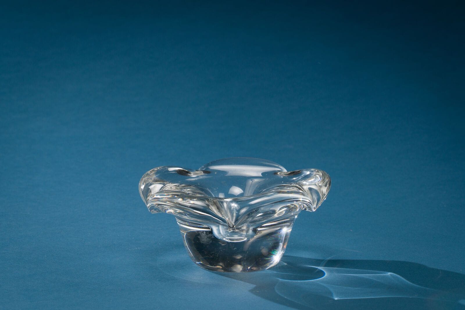 DAUM, FRANCE
Crystal flower-shaped candleholder.
Height: 7 cm; Diameter: 15 cm.