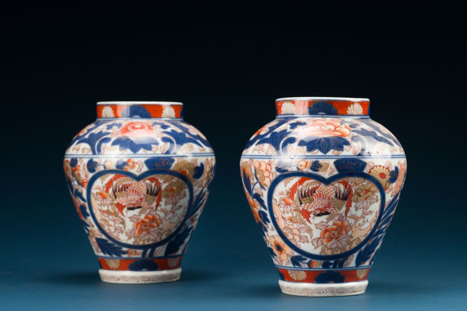 Japan, 19th century
Pair of porcelain vases with Imari decoration in blue, red, and gold, featuring birds and flowers
Height: 26 cm.