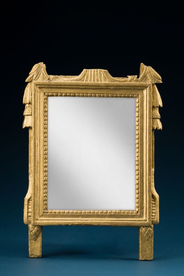 Small gilded wooden mirror with pearl decoration, Louis XVI style, 19th century.
Height: 42 cm; Length: 31 cm.