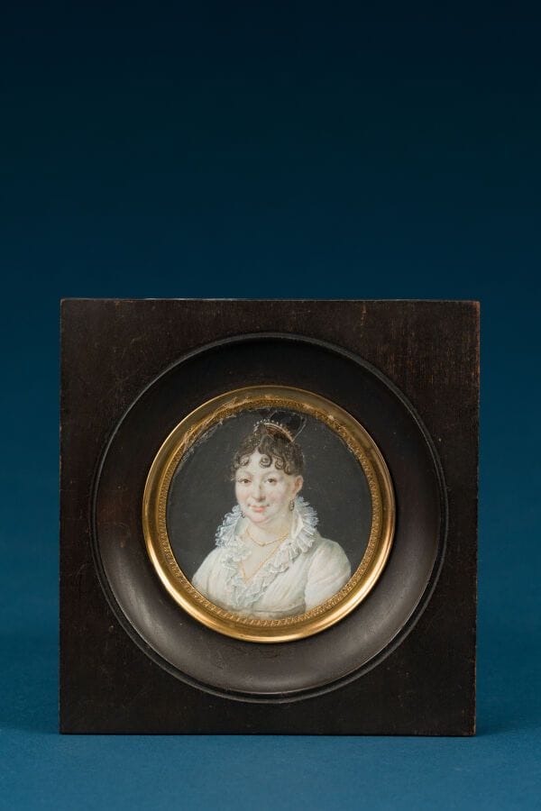 French School, Romantic Period 
"Woman with a Tiara and a White Dress"
Round miniature 
Inscription on the back: "Marianne de Blainville"
Diameter: 6 cm.