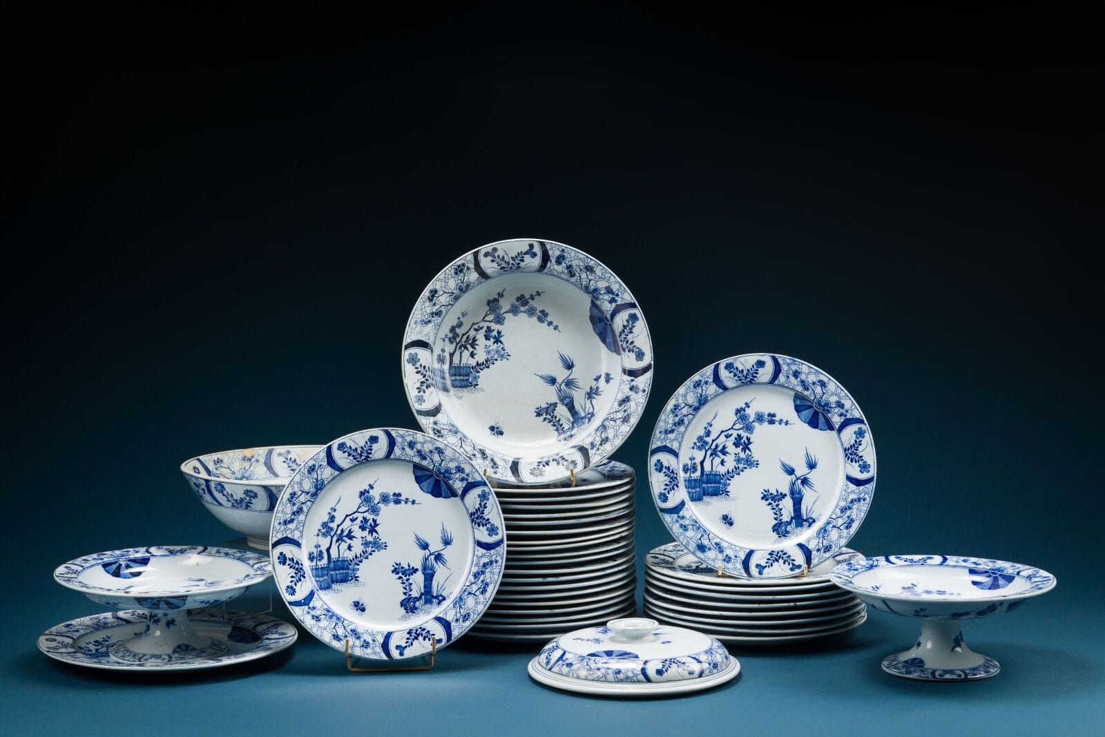CREIL MONTEREAU
Fine earthenware dinnerware set with blue-and-white Chinese-style decoration, including:
- 29 large dinner plates;
- 1 serving plate;
- 1 soup bowl;
- 2 bowls;
- 1 lid;
- 4 round serving dishes and 2 oval serving dishes (various sizes);
- Salad bowl.
(chips, missing pieces, chips)