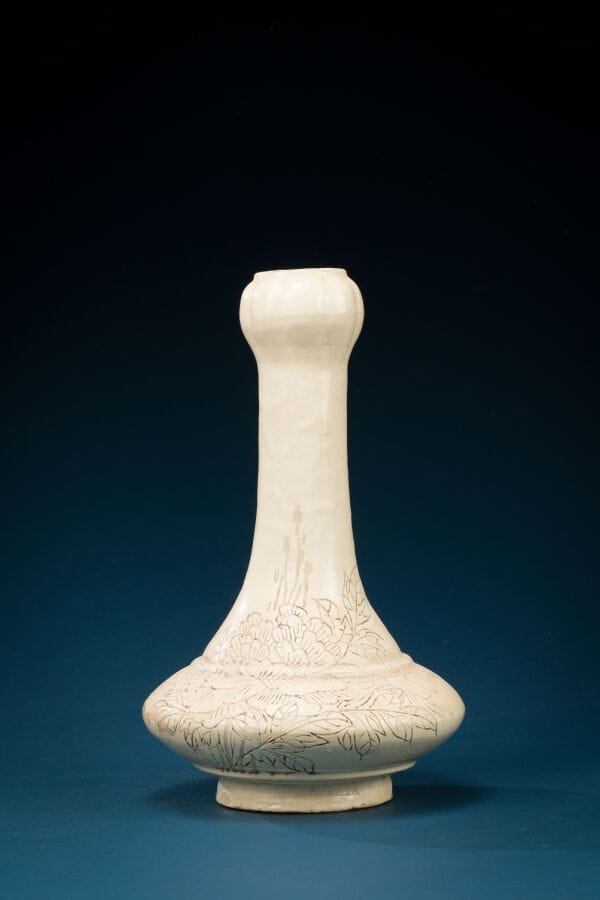 China, 14th century
Cizhou-style ceramic vase with a bulbous neck and incised floral decoration. 
H.: 35 cm.
(Chips, restoration)