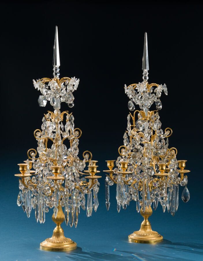 Large pair of gilded bronze candelabra with 5 lights, decorated with daggers, teardrops, and pendants. 
Louis XVI style
Height: 78 cm.