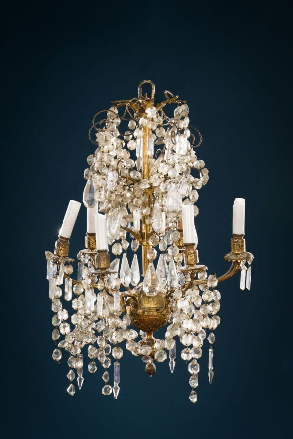 Six-light bronze chandelier, fluted shaft, leaf-motif finials, tassel decoration, circa 1900.
Height: 60 cm.
