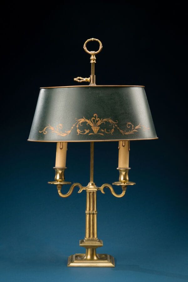 Gilded bronze hot-water bottle lamp with a fluted quadrangular body. 
Height: 60 cm.