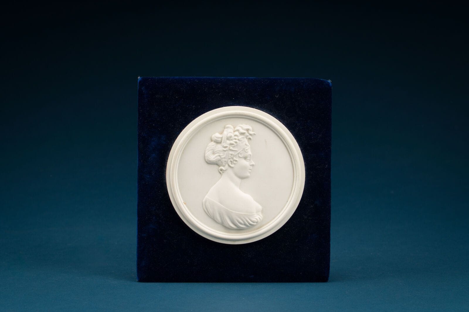Biscuit-style relief, woman wearing a turban.
19th century.
Diameter: 11 cm.
