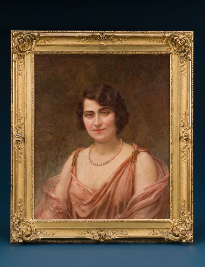 Auguste RAYNAUD (1854–1937)
"Portrait of a Woman with a Pearl Necklace"
Oil on canvas, signed lower left and dated 1922
63 x 52.5 cm.