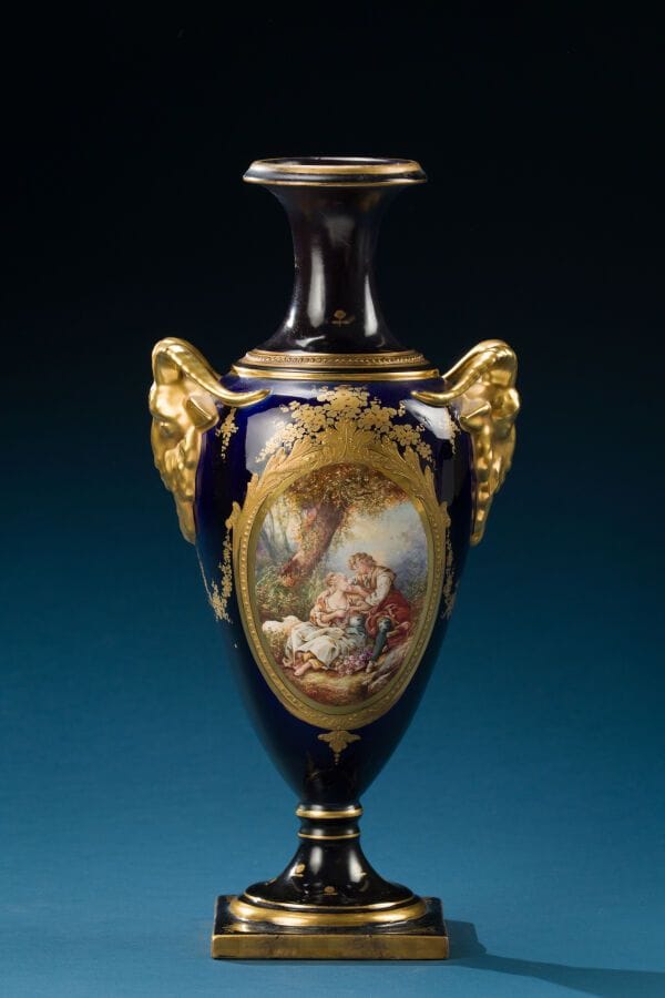 PARIS
Large porcelain vase with a pastoral scene in a reserved field on a blue background; the sides are decorated with goat heads.
19th century 
Height: 47 cm.
(Restored)