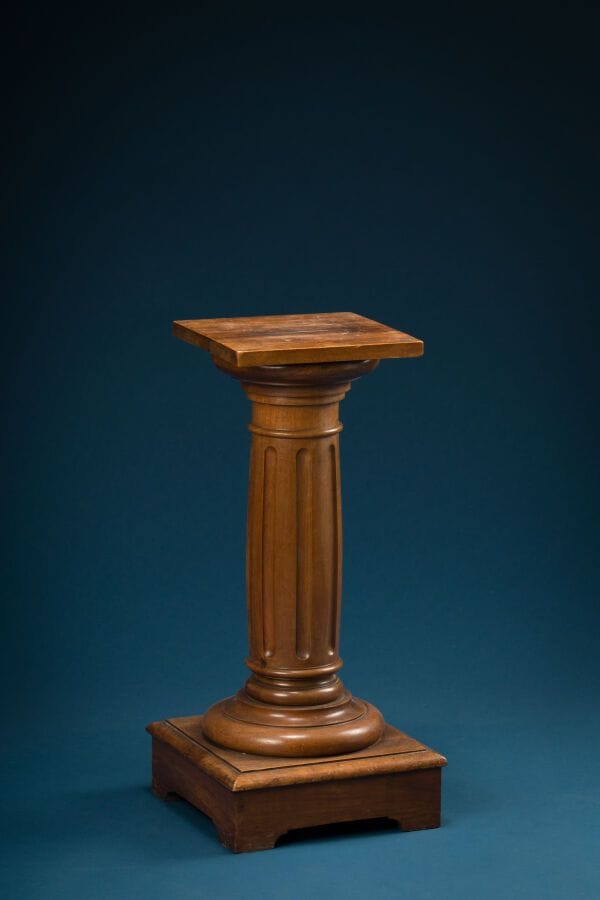 Natural wood stool with a fluted leg.
20th century.
H.: 72 cm; W.: 28 cm; D.: 28 cm.