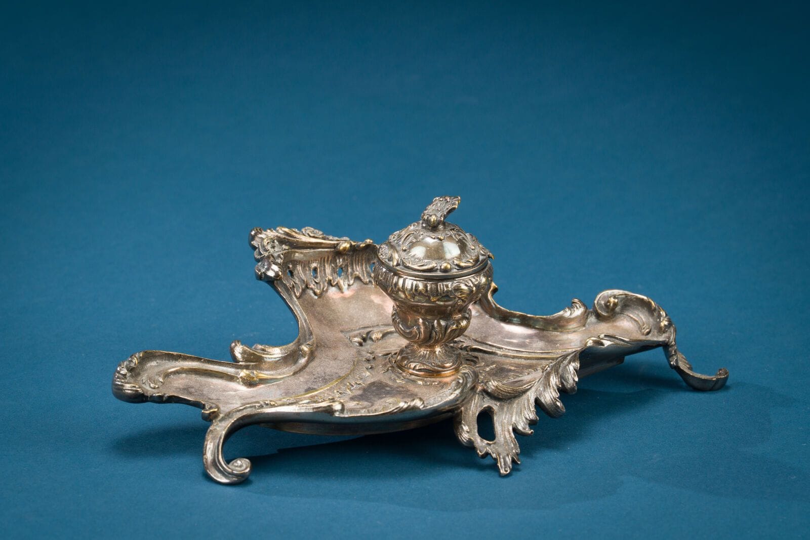Silver plated metal inkwell in the Rocaille style. 
Length: 24 cm; depth: 17 cm.