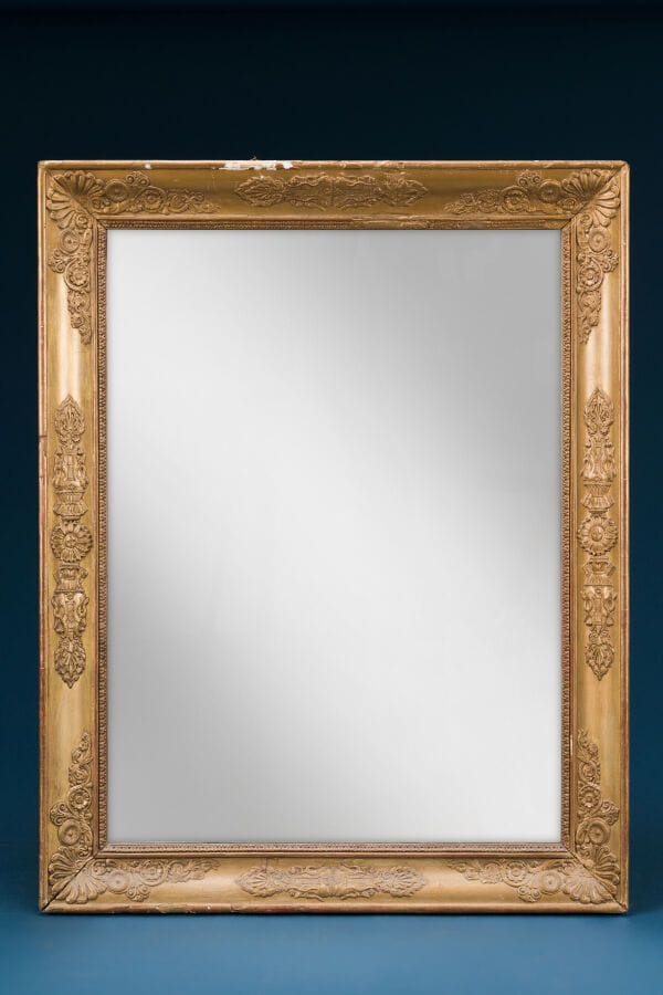 Gilded wooden mirror with palmette decoration, 19th century 
Height: 79 cm; Length: 60 cm.