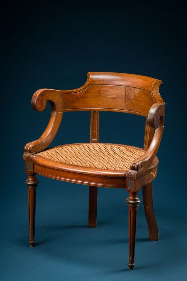 Mahogany office chair with cane seat.
H.: 80 cm; W.: 66 cm; D.: 54 cm
(Stripes).