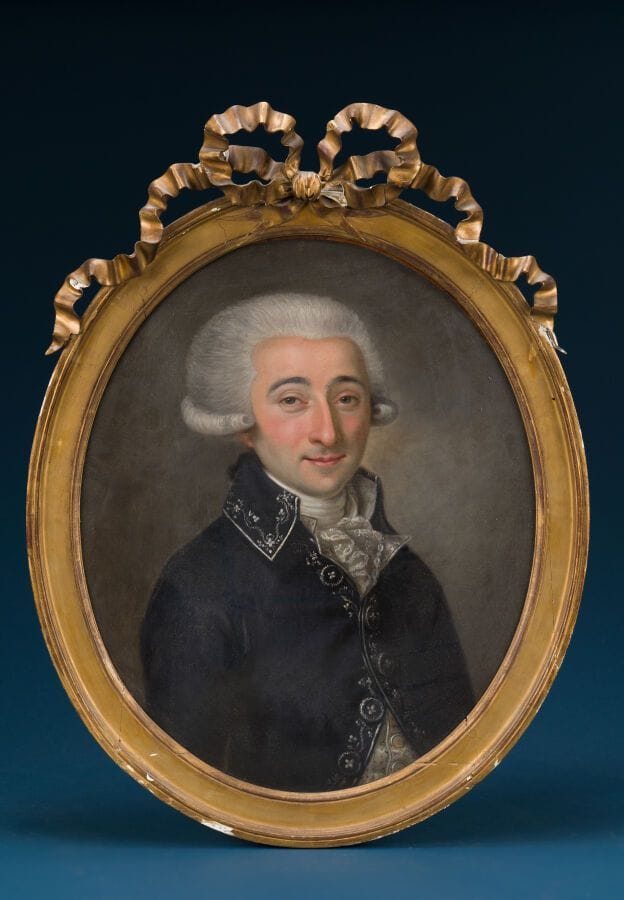 19th-Century French School
"Man in a Blue Frock Coat"
Oil on oval canvas, gilded wooden frame with a bow 
59 x 48 cm.