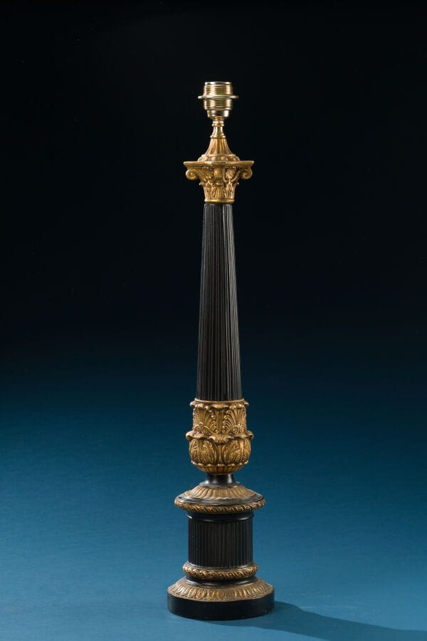 Black and gold lacquered wooden column lamp base with palmette decoration. 
Restauration style.
Height: 65 cm.
