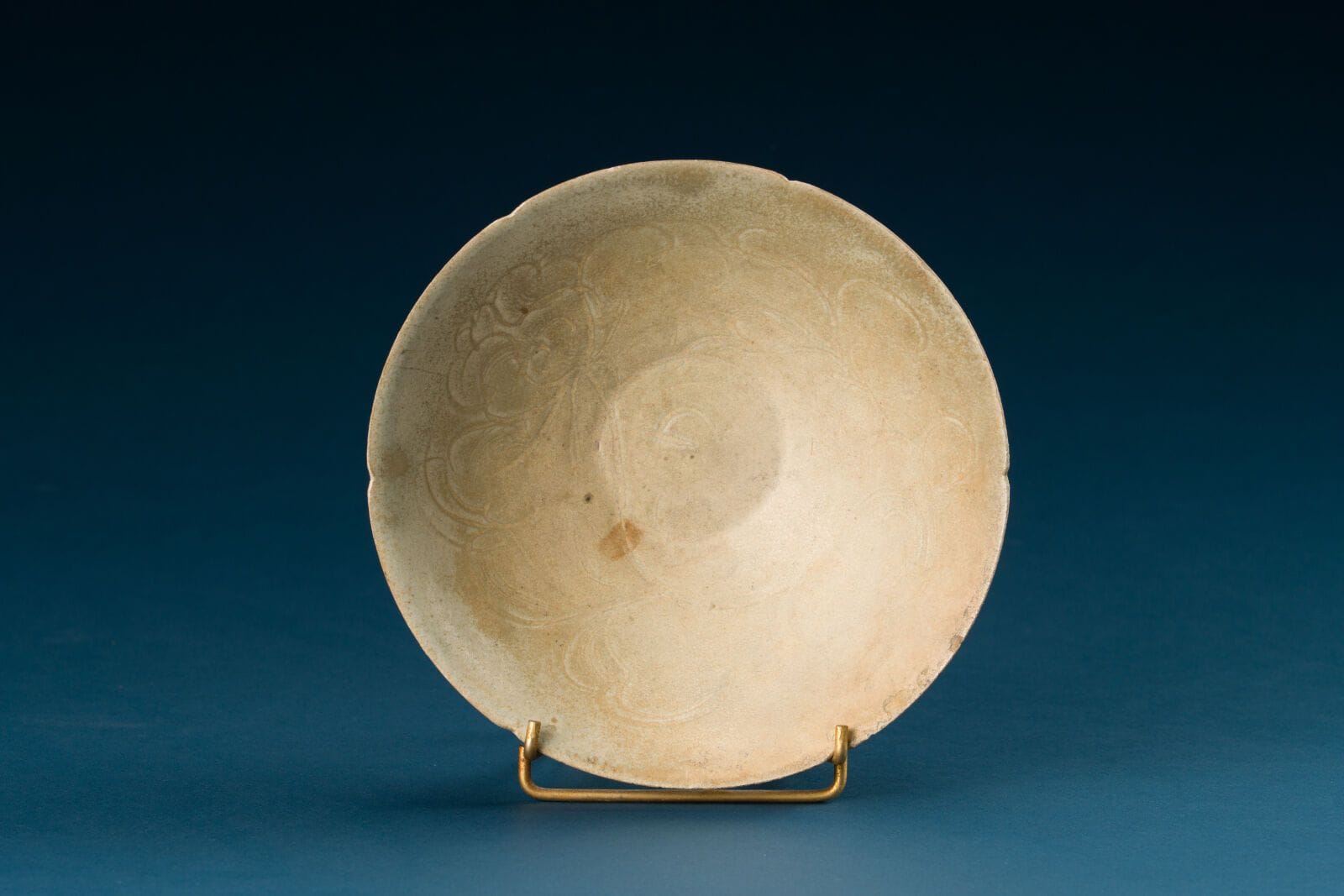 China, Song Dynasty, 12th century
Celadon-glazed ceramic bowl with incised floral decoration 
Height: 7 cm. 
Diameter: 20 cm.
(Chips and cracks)