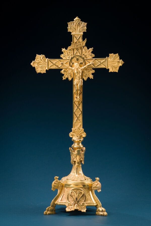 Gilded bronze crucifix with geometric and foliage motifs.
Restoration period
Height: 54 cm.