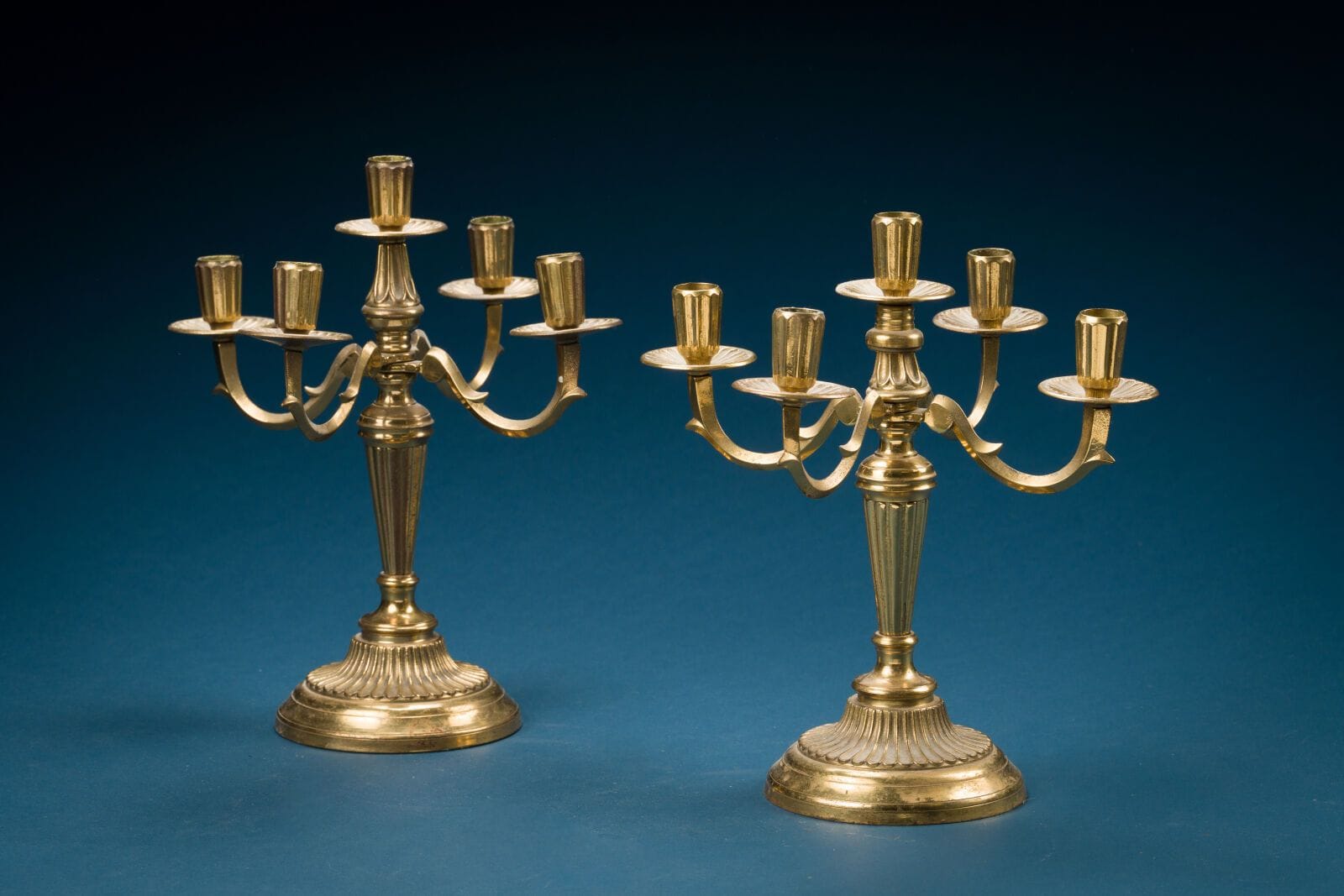 Pair of four-candle gilded bronze candelabra with fluted decoration. 
Height: 30 cm.