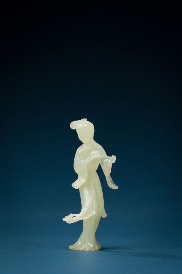 China, 20th century
Serpentine statuette 
H.: 16 cm.
