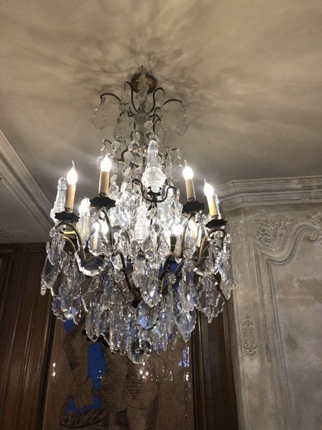 Deux lustres en laiton à huit lumières à pendeloques. H : 135 cm. Diam : 70 cm
