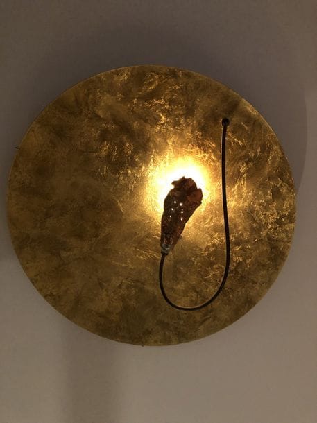 Paul NEUHAUS

Paire d'appliques à disque métal recouvert  à la feuille d'or. 

Diam : 50 cm.
