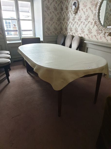 Table ronde bois naturel piétement cannelé. Style Louis XVI. Deux allonges. Diam: 112 cm