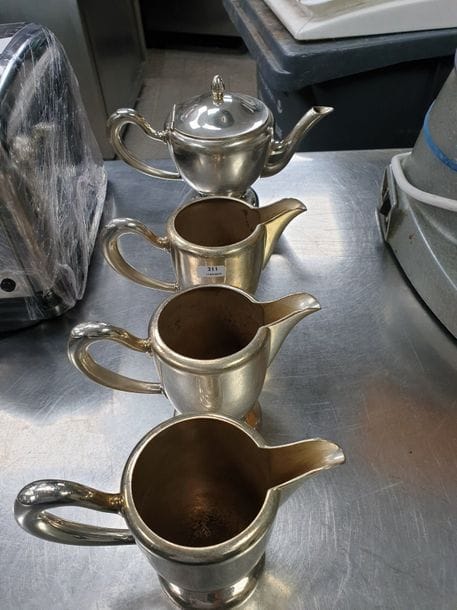 Deux théières et deux pots à lait en métal argenté