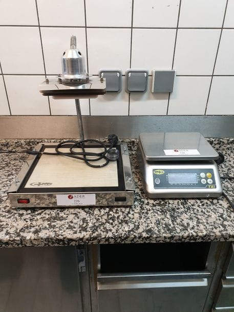 Lampe à Sucre ; balance électrique ; Mallard TXI + Laminoir pour viennoiseries Caplain modèle LP 2000CE ; tue-mouche électrique JVD référence 855625