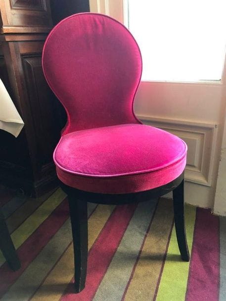 6 chaises garniture velours rouge framboise, pieds sabre. H : 92 cm