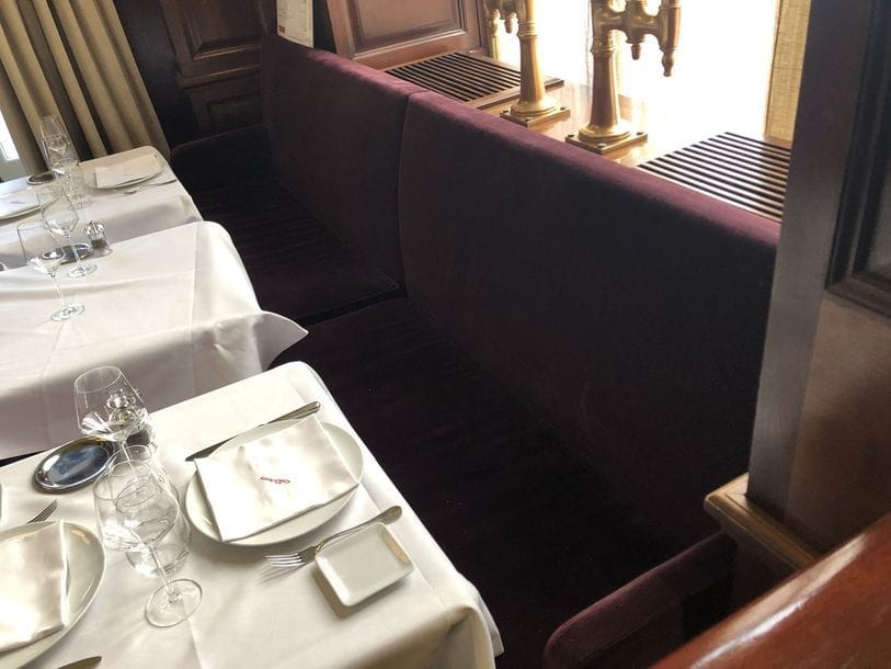 Banquette garniture velours rouge cramoisi. Piétement bois sabre. L: 285 cm. H : 100 cm