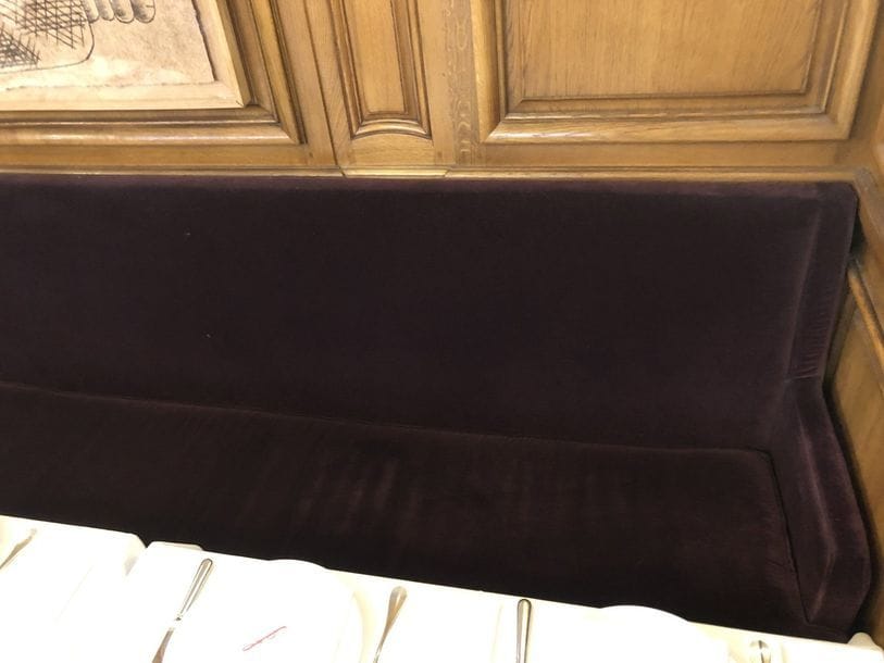 4 banquettes garniture velours rouge cramoisi. Piétement bois sabre. L: 178, 122, 142 et 206 cm. H : 100 cm