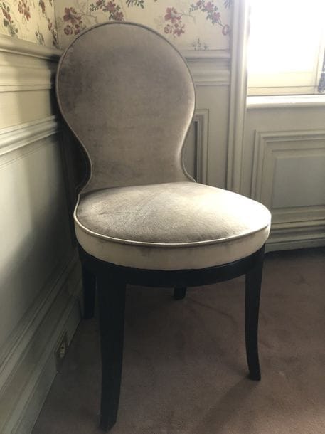 7 chaises garniture velours gris souris pieds sabre. H : 92 cm